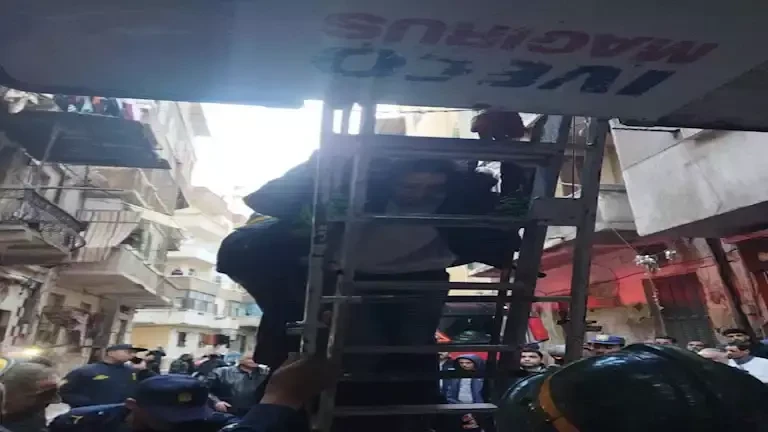 بوابة المحروسةينشرها : الأدمنإنقاذ أسرة محتجزة داخل عقار منهار جزئيا بالإسكندرية بإستخدام سلم المطافىأنقذت قوات الحماية المدنية بالإسكندرية أسرة مكونة من 3 أفراد محتجزين داخل عقار