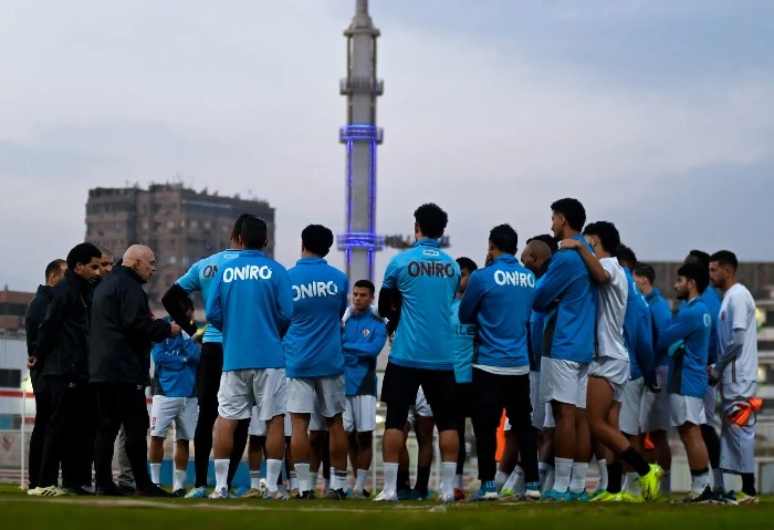 الزمالك يستعد ل سيراميكا بقوة وبدون راحه، وعبد الواحد السيد يصافح أمير عزمي يستعد فريق الزمالك لملاقاة سيراميكا كليوبترا في الجولة الخامسة من بطولة الدوري الممتاز، والتي ستقام على 