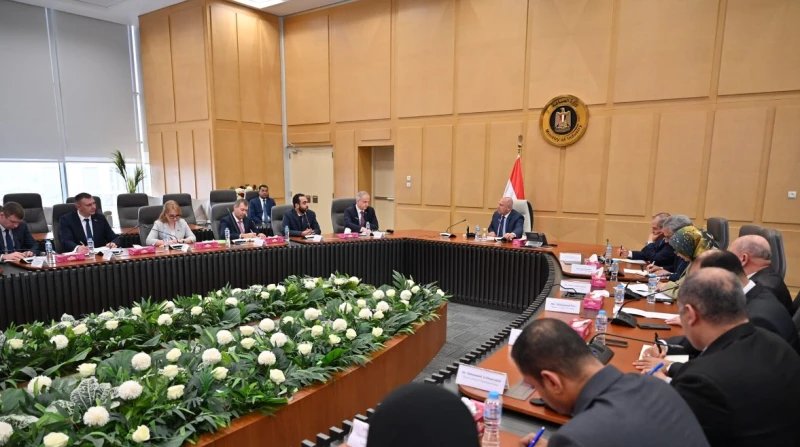 الوزير يبحث مع وفد بيلاروسي إنشاء مركز لتداول وتصنيع الحبوب في مصر بحث نائب رئيس مجلس الوزراء للتنمية الصناعية وزير الصناعة والنقل، كامل الوزير، مع