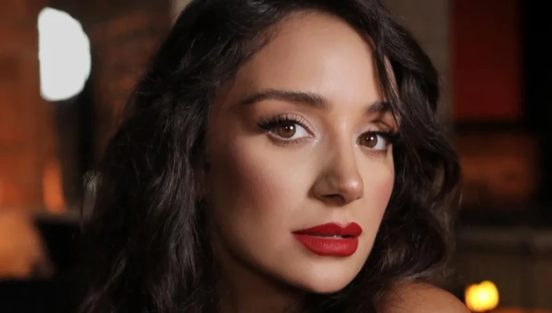 كارلا شمعون لافاق عربية: بيروت ترنم يفرحني وغنائي للسيدة فيروز جاء عفويا واصل مهرجان بيروت ترنم فعالياته الخاصة منتقلا من العاصمة اللبنانية بيروت إلى كنيسة يسوع الملك في ذوق مصبح ا