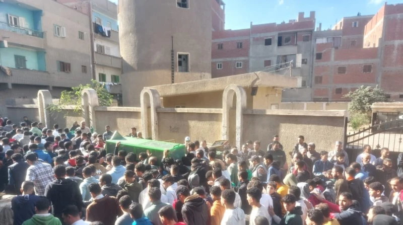تشييع مهيب.. الغربية تودع 4 ضحايا ابتلعتهم بيارة صرف صحي (فيديو) شيع أهالي قرية الرجدية التابعة لمركز ومدينة طنطا بمحافظة الغربية، جثامين ال4 ضحايا