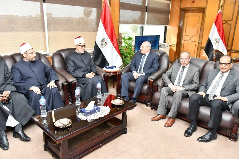 كتبت أمل عبد الرحيم رحب الدكتور ناصر مندور رئيس جامعة قناة السويس بفضيلة مفتي الجمهورية الدكتور نظير محمد عياد في رحاب الجامعة، ضمن فعاليات ندوة دور العقل في فهم صحيح الدين والتي أ