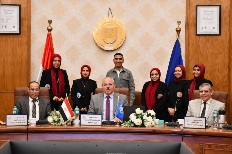 كتبت أمل عبد الرحيم أشاد الدكتور ناصر سعيد مندور، رئيس جامعة قناة السويس، بمبادرة أسرة طلاب من أجل مصر التي قامت بتوزيع هدايا تذكارية على أعضاء مجلس الجامعة خلال جلسته اليوم الثلاث