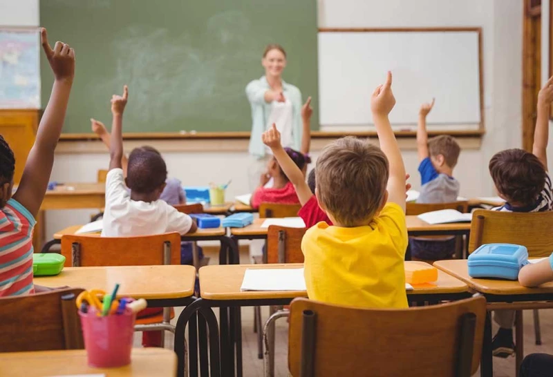 عادات صحيه يجب على الطفل تعلمهاعادات صحية جيدة يجب أن يتعلمها الطفل : مثل غسل الأيدي جيدا بالماء والصابون بصورة منتظمة ومتكررة، خاصة قبل تناول الطعام، وبعد استخدام المرحاض، وبعد نف