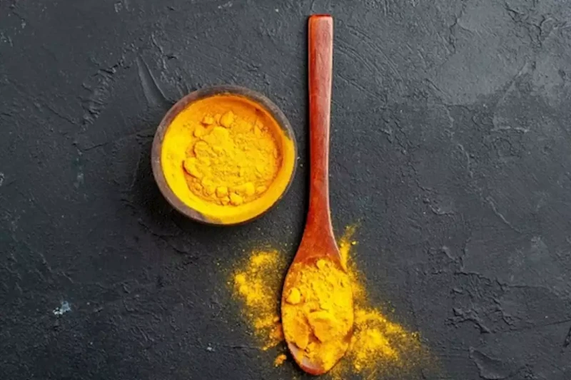 الكركم مفيد لصحتك في الشتاء- 7 طرق لاستخدامه الكونسلتو يعتبر الكركم من الأعشاب المفيدة لصحة الإنسان في فصل الشتاء، لاحتوائه على العديد من العناصر الغذائية الضرورية للجسم، ولكن كيف 