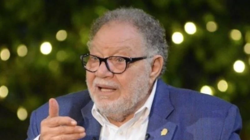 ظهور مؤثر.. العكاز يرافق يحيى الفخراني في عزاء نبيل الحلفاوي (فيديو) حرص الفنان يحيي الفخراني على التواجد في عزاء الفنان الراحل نبيل الحلفاوي، على