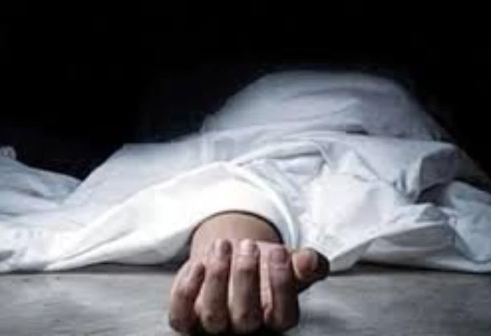 النيابة تأمر بتشريح جثمان سيدة قتلها زوجها بعد وصلة تعذيب ببولاق أبو العلا أمرت النيابة العامة بتشريح جثمان سيدة لفظت أنفاسها الأخيرة، على يد زوجها