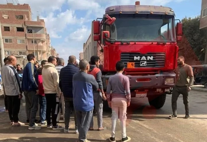 عجلات النقل فصلت رأسها عن جسدها، القصة الكاملة لحادث سيدة كرداسة شهدت كرداسة منذ قليل حدثا من أبشع ما يمكن أن يراه أهالي البلدة، أثناء عودة السيدة مروة علي الطايش زوجة صابر سعد عما