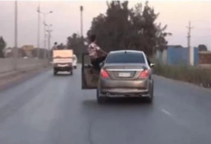 الداخلية تكشف ملابسات استعراض بالسيارات بموكب زفاف على طريق الإسماعيلية الصحراوي كشفت الأجهزة الأمنية ملابسات ما تم تداوله على مواقع التواصل