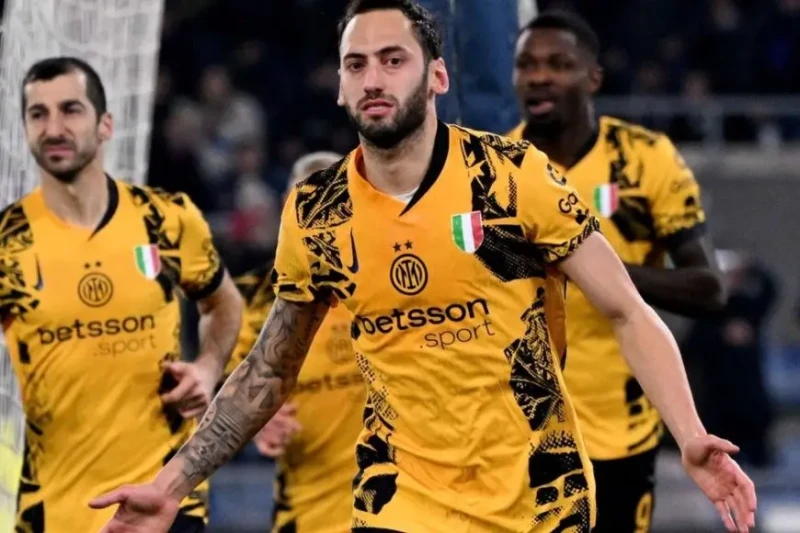 تشالهان أوغلو يلتحق بنادي ال 100 مساهمة في الدوري الإيطالي ينضم لاعب الوسط التركي الدولي هاكان كالهان أوغلو إلى قائمة اللاعبين الأكثر إسهاما في تسجيل