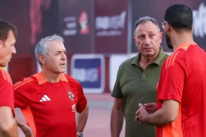 اجتماع طارئ ل الخطيب مع لاعبي الأهلي بعد إصابة عمر كمالعقد محمود الخطيب، رئيس النادي الأهلي، اجتماعا هاما مع لاعبي الفريق الأول لكرة القدم صباح اليوم الجمعة على هامش مران الفريق.جا