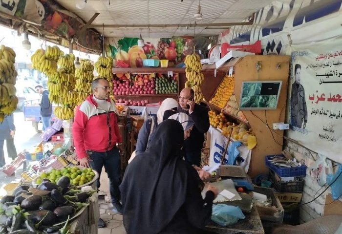 حملات مكثفة في الدقهلية لضبط الأسعار والرقابة على الأسواق كلف اللواء طارق مرزوق محافظ الدقهلية رؤساء حي شرق وحي غرب ومديرية التموين بالمرور علي منافذ بيع الخضار والفاكهة بنطاق مدين