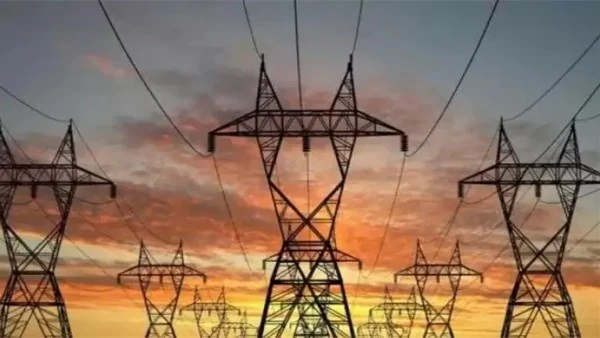 خطة حكومية لتجنب انقطاع الكهرباء خلال الصيف المقبل كشف المستشار محمد الحمصاني المتحدث باسم مجلس الوزراء، عن خطة الحكومة لتجنب انقطاع الكهرباء وتكرار أزمة تخفيف الأحمال، الصيف المقب