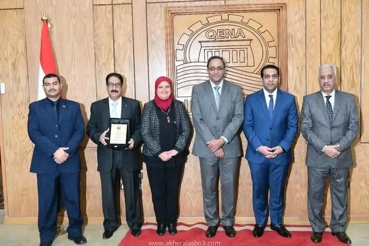 محافظ قنا يكرم الشباب المتطوعين في مبادرة تجميل المدخل الغربي للمدينة متابعة شحاتة أبو رضوان كرم الدكتور خالد عبد الحليم، محافظ قنا، الشباب المتطوعين