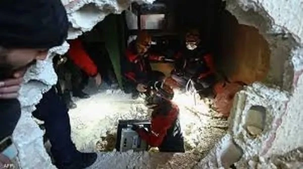 ماذا وجد المسعفون الأتراك بداخل سجن صيدنايا بعد أن تم تفتيشه ومسحه ضوئيا صيدنايا , أنهى فريق من المسعفين الأتراك، مساء الثلاثاء ، عمليات البحث التي كانوا قد بدأوها يوم الإثنين الما