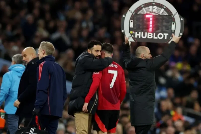 أموريم سيساعد ماونت بعد تأكيد غيابه عن مانشستر يونايتد أعلن روبن أموريم مدرب مانشستر يونايتد، أن لاعب الوسط ميسون ماونت سيغيب عن الملاعب لأسابيع بسبب إصابة في ساقه.الدولي الإنجليزي