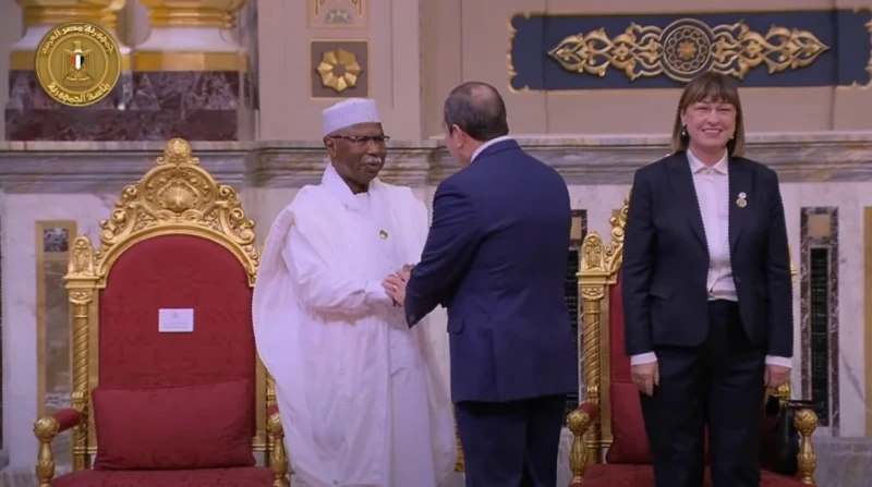 بث مباشر.. السيسي يستقبل قادة مجموعة الثماني الإسلامية وصل الرئيس عبدالفتاح السيسي إلى مقر انعقاد فعاليات القمة ال 11 لمنظمة الدول الثماني للتعاون الاقتصادي.وتنطلق أعمال القمة الحا