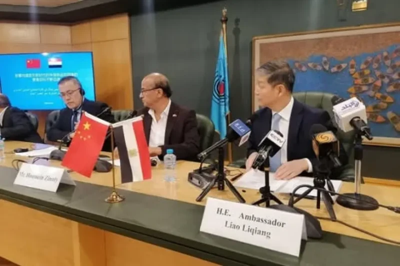 السفير الصيني: الصين أكبر شريك تجاري لمصر وساهمت في حفر 504 آبار وبناء 114 معهدا قال السفير الصيني في القاهرة، لياو ليتشيانج، إن الصين تعتبر أكبر شريك تجاري لمصر. وأشار إلى دور الص
