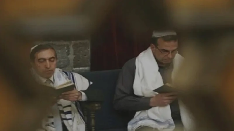 4 يهود فقط يعيشون في سوريا.. لماذا يتمسكون بالبقاء؟ منذ 5 سنوات كان يقيم في سوريا 13 يهوديا توفي بعضهم خلال هذه الفترة وغادر آخرون ويتبقى حاليا 3 رجال وامرأة فقط، جميعهم كبار سن وي