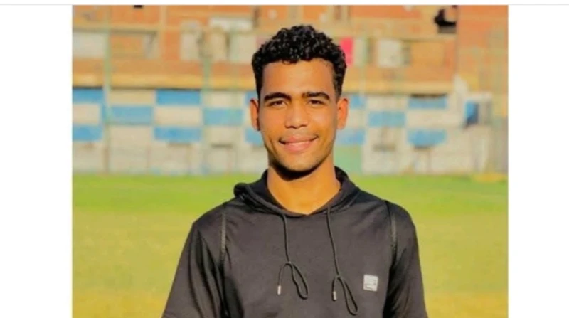 ملحقش يحقق حلمه.. وفاة لاعب بالمنيا بعد صراع مع المرض في صدمة هزت قلوب عشاق كرة القدم في محافظة المنيا، رحل الشاب الموهوب علي رمضان الشهير بشيكا، لاعب نادي شباب ناصر ملوي، عن عالمن