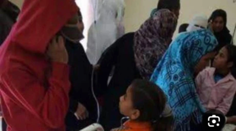 أكلوا فول وطعمية.. إصابة 4 أشخاص من أسرة واحدة بتسمم في الفيوم أصيب 4 أشخاص من أسرة واحدة باشتباه تسمم غذائي، إثر تناولهم وجبة فول وطعمية فاسدة، داخل