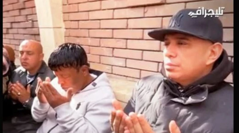 الليثي: أحمد عدوية أسطورة وطول عمره سيرته طيبة (فيديو) ظهرت علامات التأثر الشديد على الفنان محمود الليثي، خلال جنازة الفنان أحمد عدوية اليوم، ودخل في نوبة بكاء حزنا على الراحل. جنا