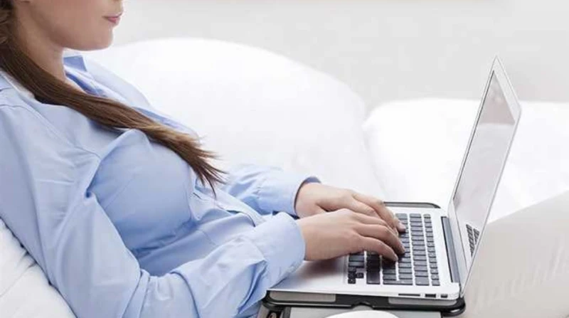 وضعية خطيرة لاللاب توب تهدد خصوبة الرجال أصبح اللاب توب جزءا أساسيا من حياتنا اليومية، إلا أن استخدامه بطريقة غير صحيحة، مثل وضعه مباشرة على الفخذين،