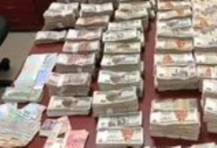 التحقيق مع 3 متهمين بالنصب على المواطنين بزعم تسفيرهم للخارج بدأت النيابة العامة تحقيقاتها مع ثلاثة متهمين، بعد ضبطهم بتهمة النصب على عدد من