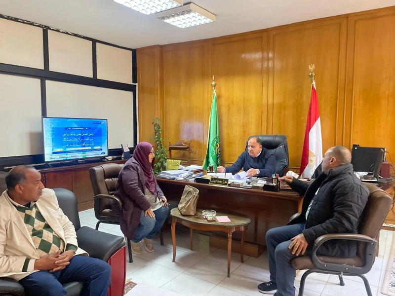 كتبت أمل عبد الرحيم عقد اللواء طارق محمود اليمني السكرتير العام المساعد لمحافظة الإسماعيلية، اليوم الأحد، اجتماعا لبحث الأسلوب الأمثل لحل مشكلات القمامة بمدينة المستقبل. وذلك بحضور