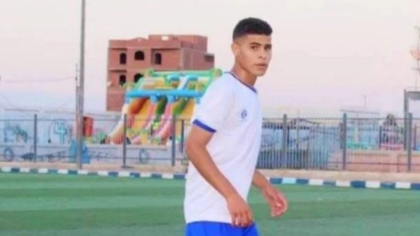 أثناء التدريبات.. وفاة عمرو كالوشا لاعب مركز شباب ساحة ناصر ب الدرجة الرابعة توفي عمرو كالوشا لاعب مركز شباب ساحة ناصر الذي ينافس في الدرجة الرابعة بالشرقية خلال خوض التدريبات. ---