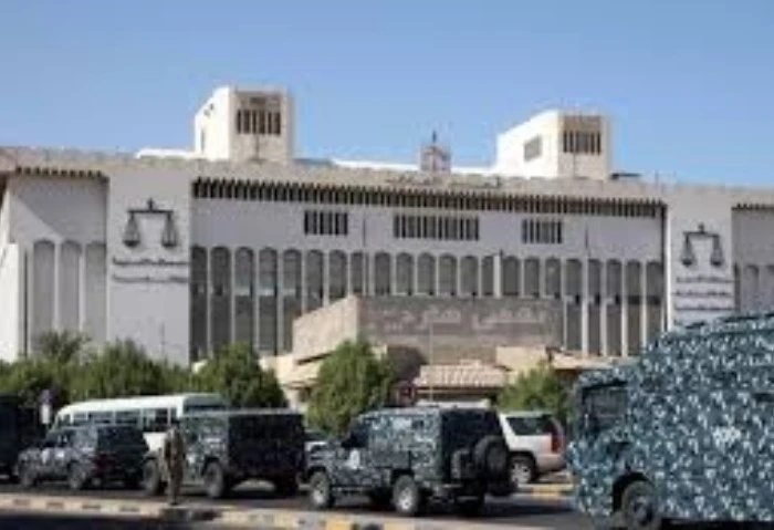 2.5 مليار جنيه هى الحصيلة التى جمعها وافد مصري من التجارة في آلام المرضى بالكويت لم يتاجر بلقمة العيش أو الحبوب الزراعية، بل تاجر بآلام المرضى وأوجاعهم، وكون أموالا طائلة غير مستحق