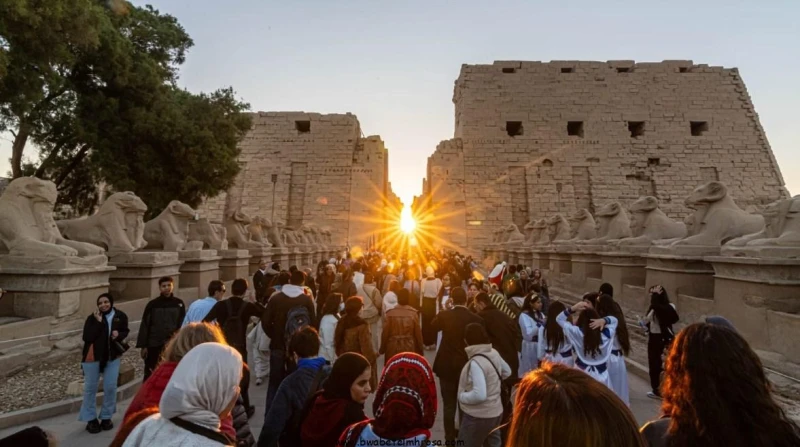 على أنغام موسيقى الهارب، توافد آلاف الزائرين إلى معابد الكرنك لمشاهدة ظاهرة تعامد الشمس على المحور الرئيسي للمعابد، وهي الظاهرة التي تحدث في يوم 21