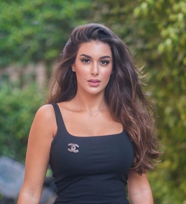 ياسمين صبري تثير الجدل بنظراتها لجيسون ستاثام- صورة افاق عربية - أثارت الفنانة المصرية ياسمين صبري الجدل في حفل افتتاح موسم الرياض بتصرفات لافتة خلال