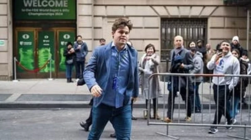 بنطلون جينز يغرم لاعب شطرنج 200 دولار أعلن البطل العالمي للعبة الشطرنج، النرويجي ماغنوس كارلسن عدوله عن قرار الانسحاب من البطولة الدولية للشطرنج