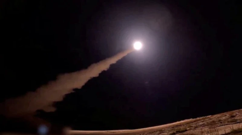 حدث ليلا.. صارخ حوثي يصيب تل أبيب وهجوم يستهدف أعياد الميلاد بألمانيا فشلت منظومة الدفاع الإسرائيلية صباح اليوم السبت في اعتراض صاروخ باليستي أطلق من اليمن، مما أدى إلى سقوطه في من