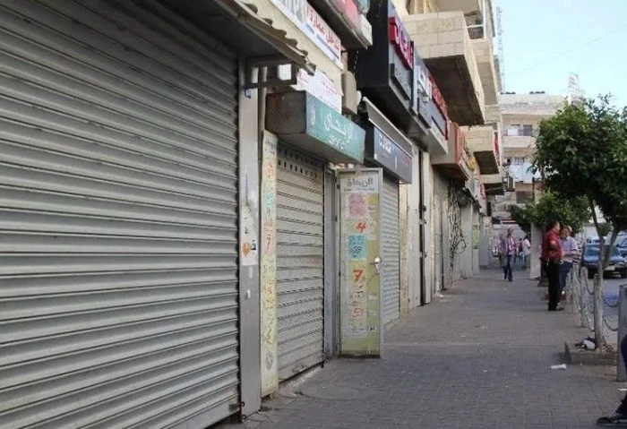 تحرير 151 محضرا لمحلات لم تلتزم بقرار الغلق خلال 24 ساعة أسفرت أجهزة وزارة الداخلية على مستوى افاق عربيةية على مدار 24 ساعة عن تحرير 151 محضرا لمحلات