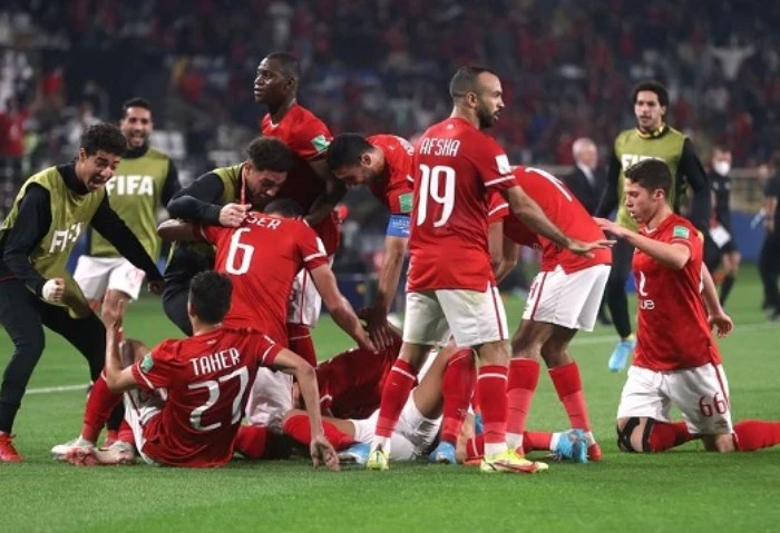 اجتماع طارئ بالأهلي لمناقشة صفقات الفريق وملفات الراحلين والمديرين يعقد اليوم الجمعة داخل النادي الأهلي اجتماعا هاما برئاسة الكابتن محمود الخطيب، رئيس النادي، بحضور مسؤولي قطاعات ا