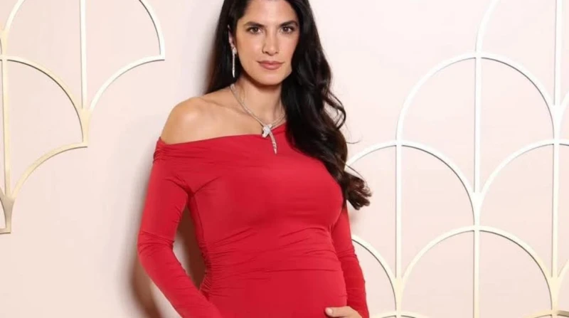 كارمن بصيبص تضع مولودتها الأولى وتكشف عن اسمها وضعت الفنانة اللبنانية كارمن بصيبص مولودتها الأولى وسط فرحة كبيرة عمت بين أسرتها وأقاربها.وشاركت كارمن