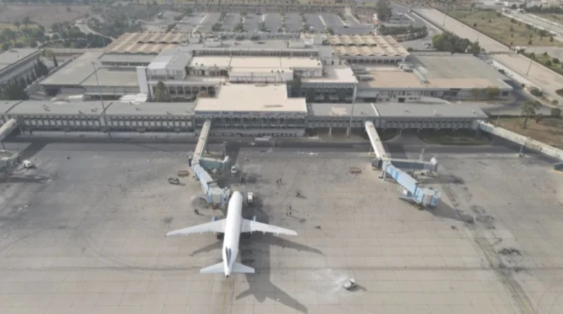 بعد أيام من سقوط الأسد.. مطار دمشق يستأنف رحلاته الداخلية استأنف مطار دمشق الدولي يوم الأربعاء تشغيل أولى الرحلات الداخلية إلى مطار حلب، وهي الرحلة الأولى منذ سقوط نظام الرئيس السا