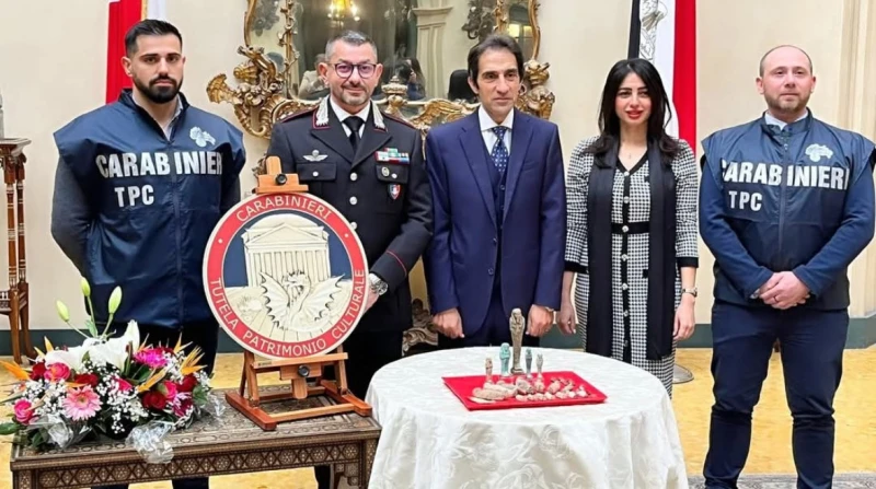 مصر تستعيد قطعا أثرية فرعونية مهربة من إيطاليا أعلن السفير بسام راضي، سفير مصر في إيطاليا، تسلم سفارة مصر في روما، عددا من القطع الأثرية الفرعونية التي تعود إلى العصر القديم، مؤكدا