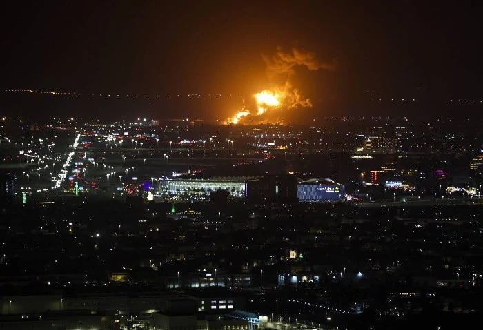 ضربات أمريكية بريطانية تستهدف جنوب الحديدة غربي اليمن في ظل التصعيد المستمر بين كيان الاحتلال الإسرائيلي والحوثيين في اليمن، أفادت وسائل إعلام حوثية مساء اليوم الإثنين، بوقوع ضربات