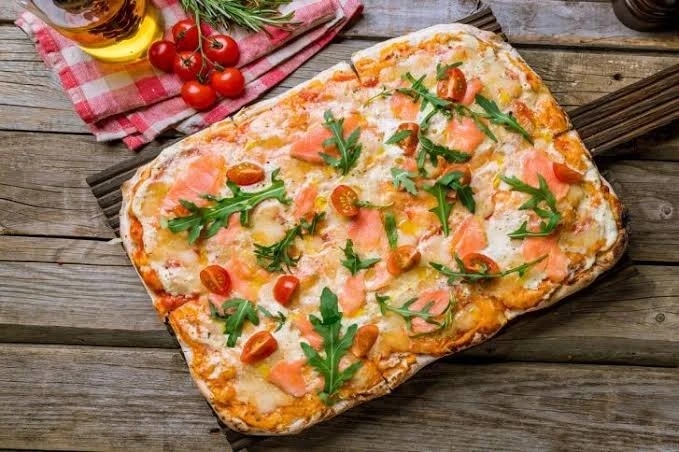 طريقة عمل بيتزا السلمون بطريقة سهلةتعتبر بيتزا السلمون واحدة من أشهى وأرقى أنواع البيتزا، حيث تجمع بين النكهات الغنية والمكونات الصحية. تبرز هذه الوصفة فن الطهي العصري الذي يجمع بي