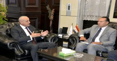 محافظ الاقصر يبحث مع مساعد وزير التنمية المحلية خطة المحافظة لتنمية الموارد الذاتية الاقصر علاء النواصري التقي المهندس عبد المطلب عماره محافظ الأقصر، مع الدكتور هشام الهلباوي مساعد