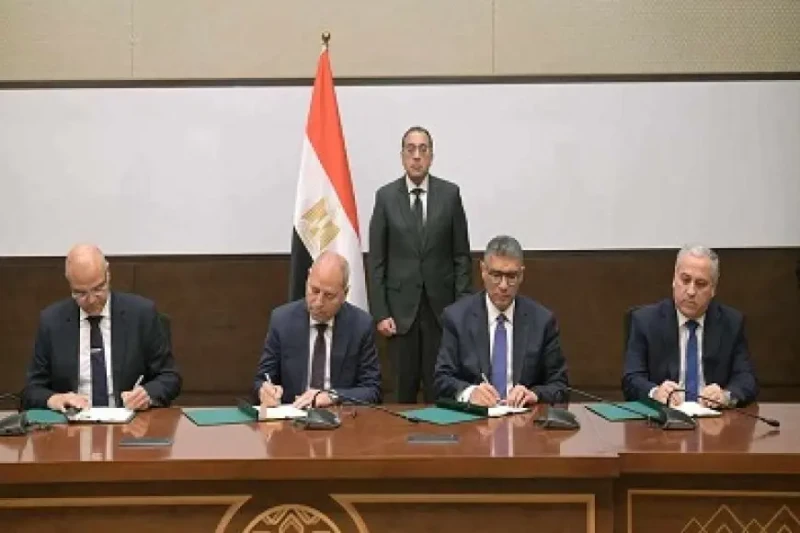 توقيع 3 بروتوكولات لسداد مديونيات عدد من المؤسسات الصحفية القومية والتعاون في مجال الطباعة والنشر والإعلان قام الدكتور مصطفى مدبولي، رئيس مجلس