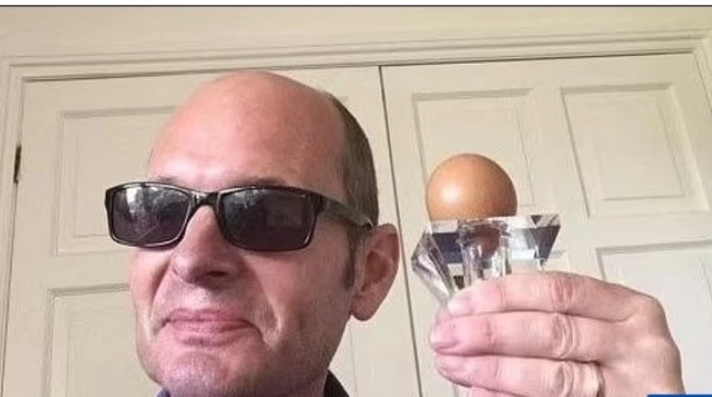 رجل يشتري بيضة نادرة ب 150 جنيه إسترليني اشترى إيد باونيل، المقيم في لامبورن بمقاطعة بيركشاير، بيضة كروية نادرة من متجر مقابل 150 جنيها إسترلينيا بعد