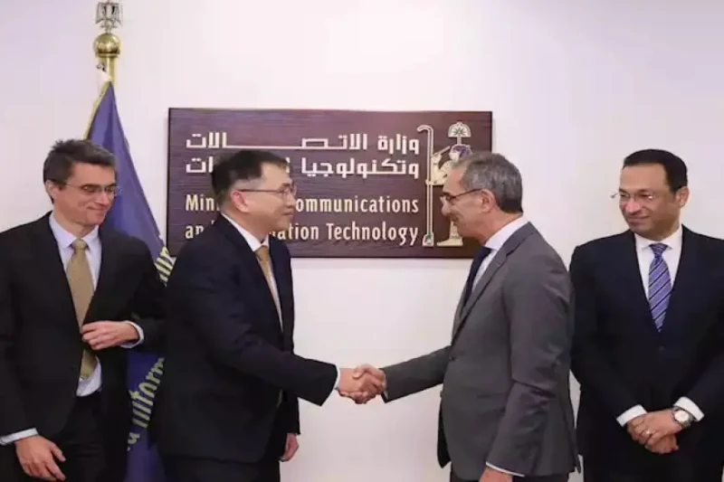 وزير الاتصالات: إعداد قانون للذكاء الاصطناعي ولتبادل وتصنيف البيانات بحث عمرو طلعت وزير الاتصالات وتكنولوجيا المعلومات خلال اجتماعه مع سانجبو كيم، نائب رئيس البنك الدولي للتحول الر