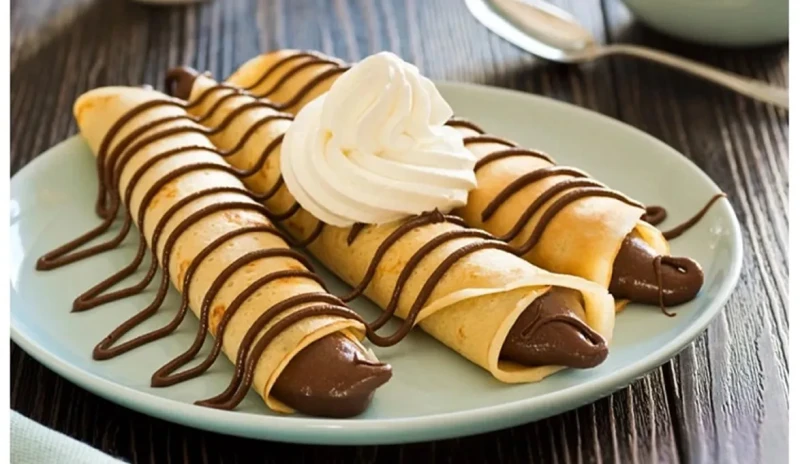 حلويات الشتا.. عمل كريب الشيكولاتة بطعم لايقاوم كريب النوتيلا يعد من أشهى وألذ الحلويات التي يعشقها الكبار والصغار على حد سواء، بفضل مذاق شوكولاتة النوتيلا الغني والمميز، غالبا ما 