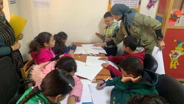 العلاج بالفن.. الطفولة والأمومة يوفر مساحة آمنة للأطفال للتعبير عن مشاعرهم عقدت وحدة الدعم النفسي والإرشاد الأسري بمجلس القومي للطفولة والأمومة، ورشة عمل العلاج بالفن للأطفال بهدف 