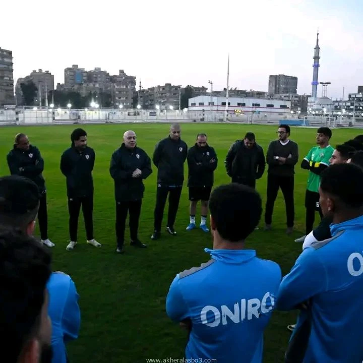 يعقد جلسة مع لاعبي الزمالك إستعدادا لمباراة الاتحاد السكندري فى الدورى جروس وائل السنهورى ٣ عقد السويسري كريستيان جروس المدير الفني للفريق الأول لكرة