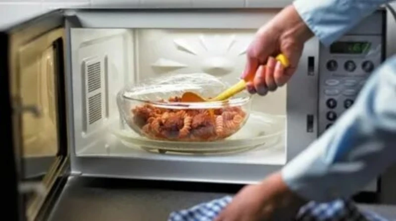 دراسات: خصوبة الرجال والنساء في خطر بسبب طعام الميكروويف أصبح الميكروويف جهازا أساسيا في المنازل الحديثة، حيث يوفر سرعة وسهولة في تحضير وتسخين الطعام، إلا أن التحذيرات من مخاطر است